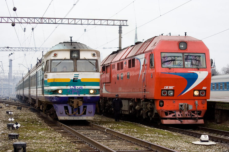 DR1A-312 & TEP70BS-001 (Russian loco)
30.12.2006
Tallinn-Balti
Keywords: est_tep