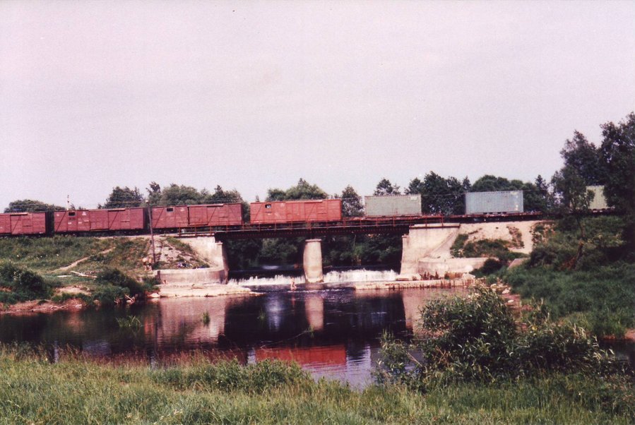 Freight train
07.06.1989
Sanzyle river bridge, Medikoniai - Panevežys
