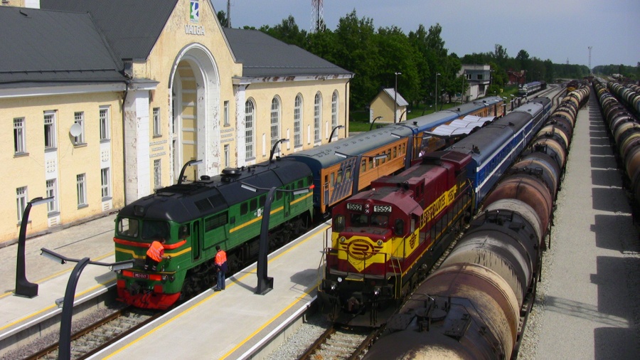 M62-1247 (Latvian loco) & C36-7i-1552 with tourist trains
01.07.2011
Valga
