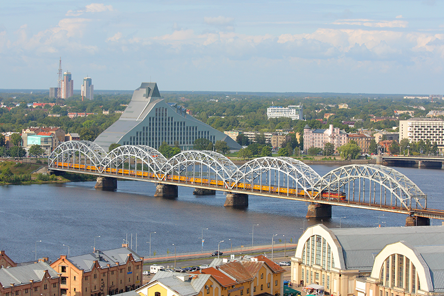 TEP70-0234
Passenger train from Moscow crossing bridge over Daugava, Rīga
Võtmesõnad: riga