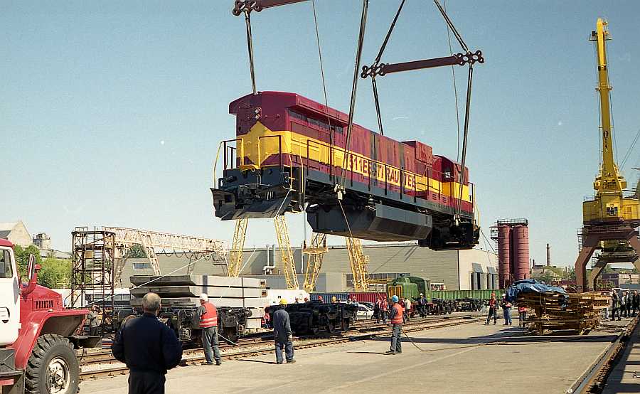 C36-7i-1511 being unloaded from ferry (first loco) 
29.05.2002
Tallinn-Kopli branch (BLRT) 
