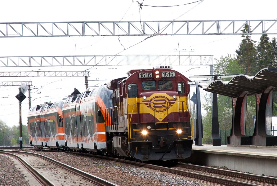 C36-7i-1516 hauling two Stadler FLIRT DMU trains, the last ones to arrive
15.05.2014
Lagedi
