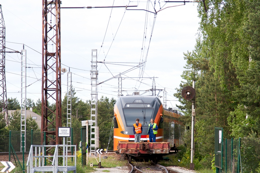 1319 shunting an old 2-axle flat car
17.06.2015
Pääsküla
