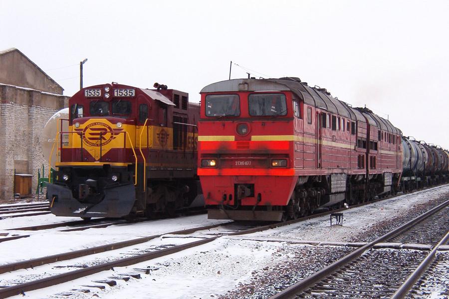 2TE116-1677 (actual 2TE116- 368, Russian loco) & C36-7i-1535
09.02.2004
Rakvere

