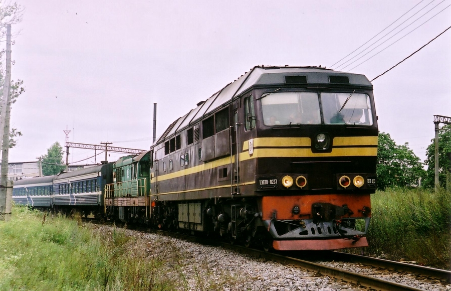 TEP70-0233 (Latvian loco)+ČME3-3146 (EVR ČME3-1302)
04.09.2004
Tallinn-Väike
