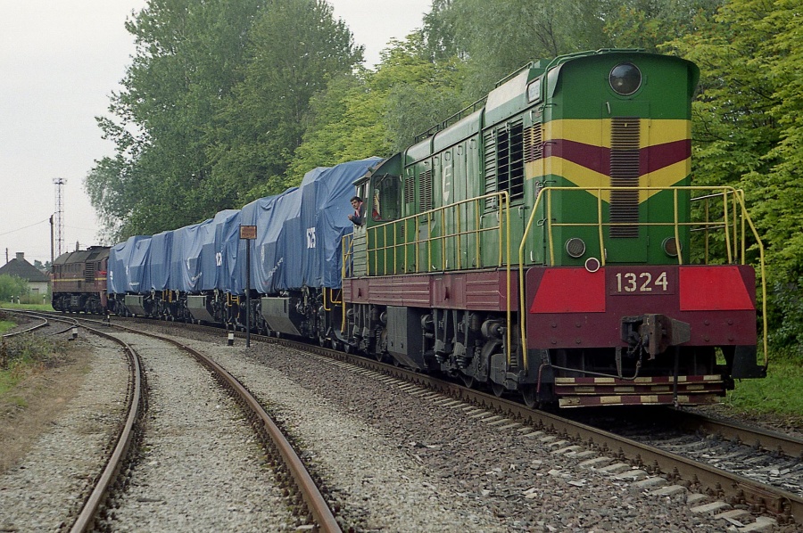 M62-1286 (EVR M62-1119)+C36-7i locos straight from port+ČME3-4280 (EVR ČME3-1324) 3/3
01.08.2002
Tallinn- Kopli
