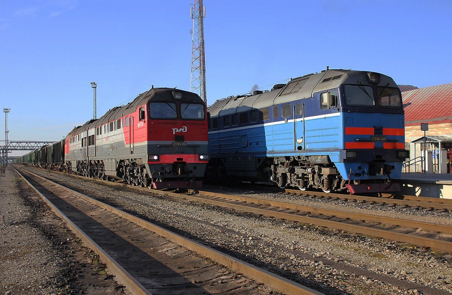 2TE116U-0158 (Russian loco)  +  2TE116U-0108 (Russian loco)
17.10.2015
Narva
