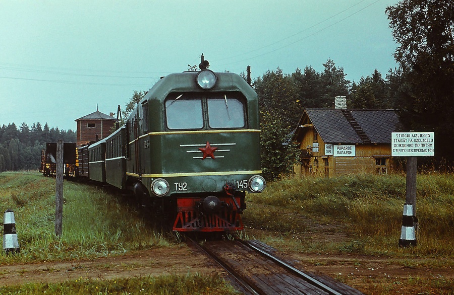 TU2-145 hauling freight-passenger train
18.08.1981
Paparde
