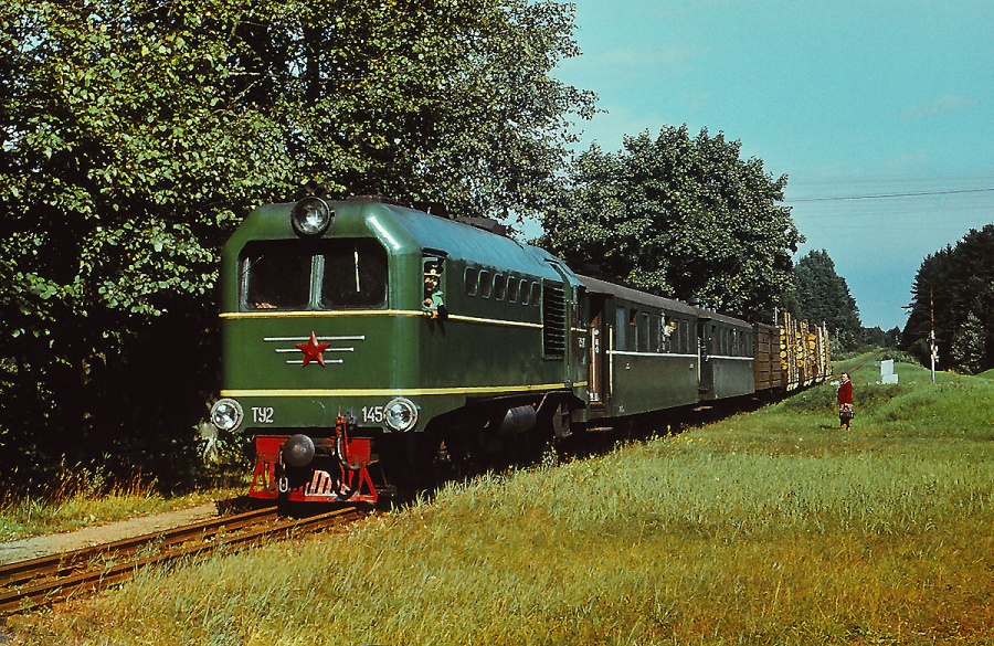 TU2-145 hauling freight-passenger train
18.08.1981
Stāmeriene
