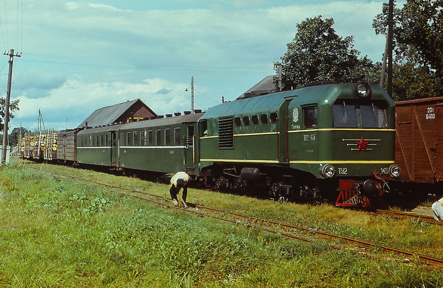 TU2-145 hauling freight-passenger train
18.08.1981
Alūksne

