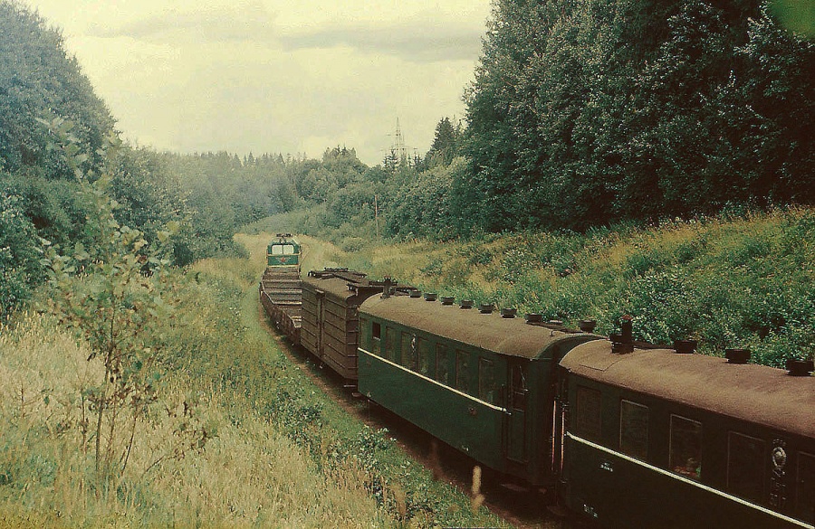 TU2-145 hauling freight-passenger train
18.08.1981
Near Alūksne
