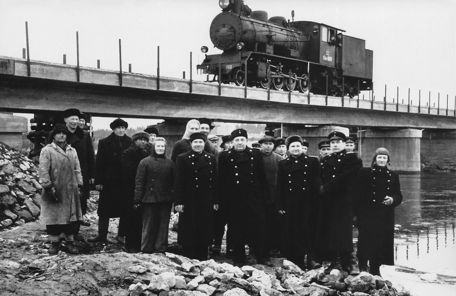 Sk-160
1954
Türi

Opening of new ferro-concrete railway bridge.
Uue raudbetoonist raudteesilla avamine.
