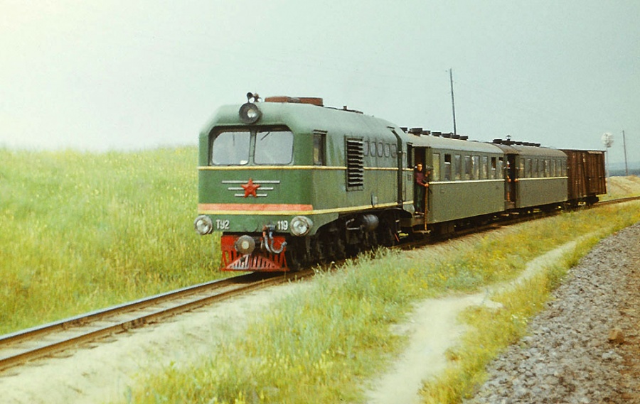 TU2-119 hauling freight-passenger train
18.06.1982
Gaivoron
