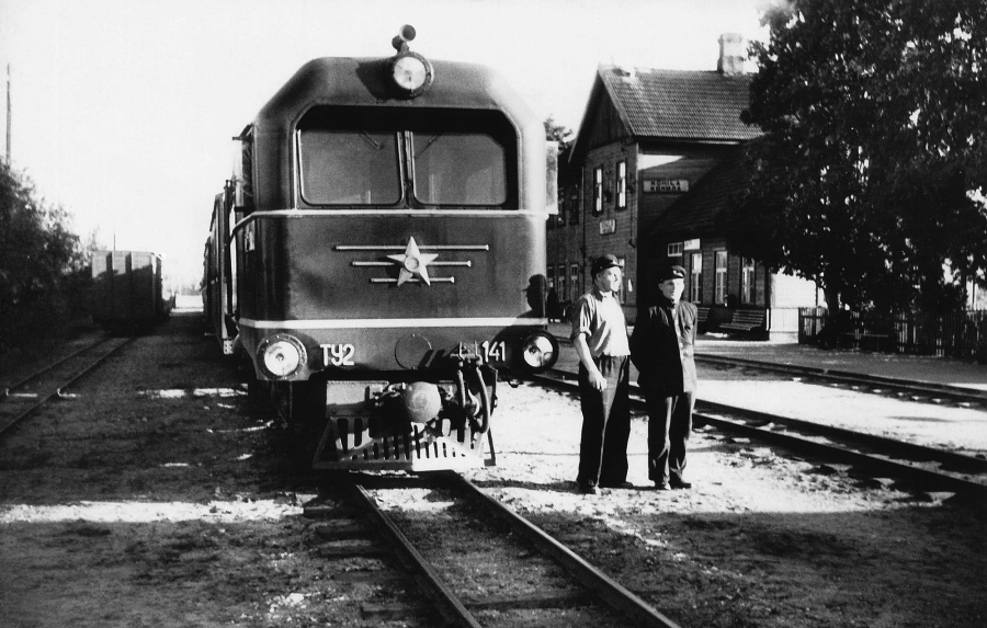 TU2-141
07.1961
Kohila

Virtsu - Tallinn passenger train. Train driver Oskar Punab
