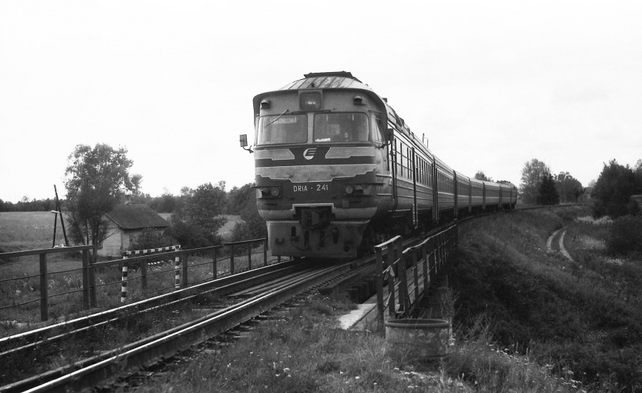 DR1A-241
09.1993
Tartu - Reola

On its way to repairs in Vilnius. 
Minek Vilniusse remonti.
