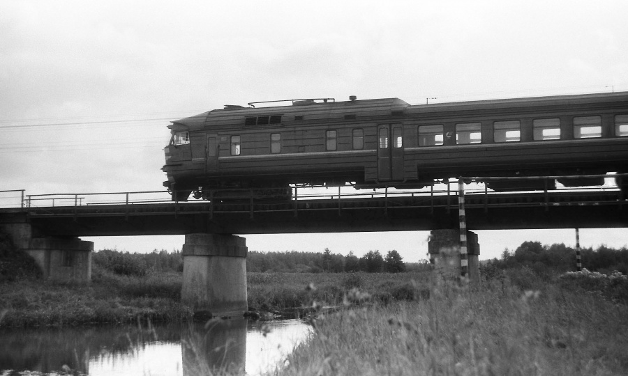 DR1A-241
09.1993
Tartu - Reola

On its way to repairs in Vilnius. 
Minek Vilniusse remonti
