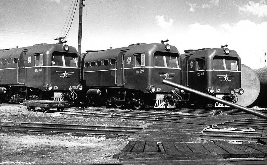 New diesel locomotives TU2-098 & TU2-099 & TU2-095
05.1957
Tallinn-Väike depot
