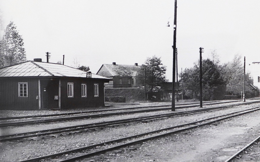 Mõisaküla station
10.1975

Closed railway station. 
Suletud raudteejaam.
