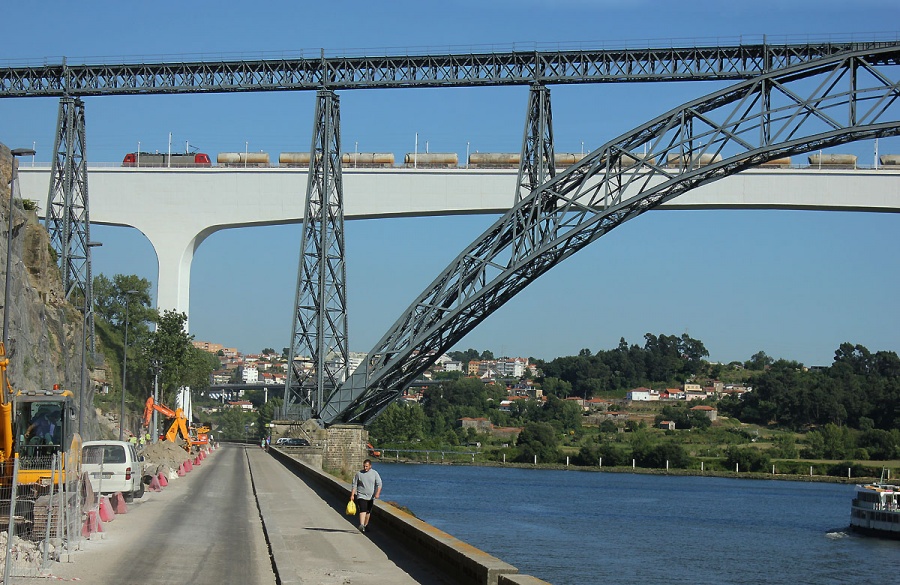 Cargo train at the bridge
26.05.2015
Porto

