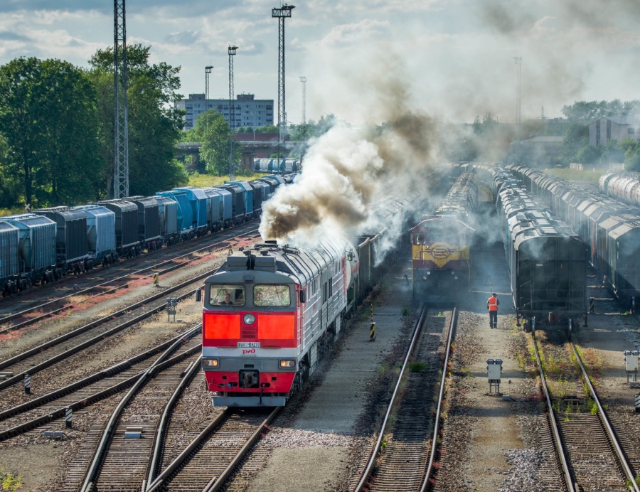 2TE116-1740 (Russian loco) & C36-7i-1540
27.07.2020
Narva
