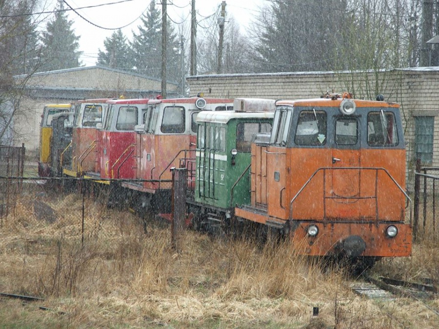 Last locomotives in Lavassaare depot
29.04.2017

TU8-0260, ESU2A-349, TU6A-2455, TU6A-1552, TU8-0425, ESU2A-247, TU6A-1775
