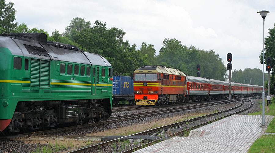 TEP70K-0325 (Belorussian loco) + 2M62K-0210
21.07.2008
Kyviškės

