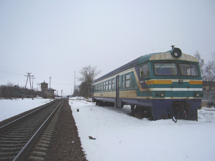 DR1A-251 (EVR DR1BJ-2718) 1/3 of train which derailed in snow
24.03.2009
Rakvere
Võtmesõnad: accidents