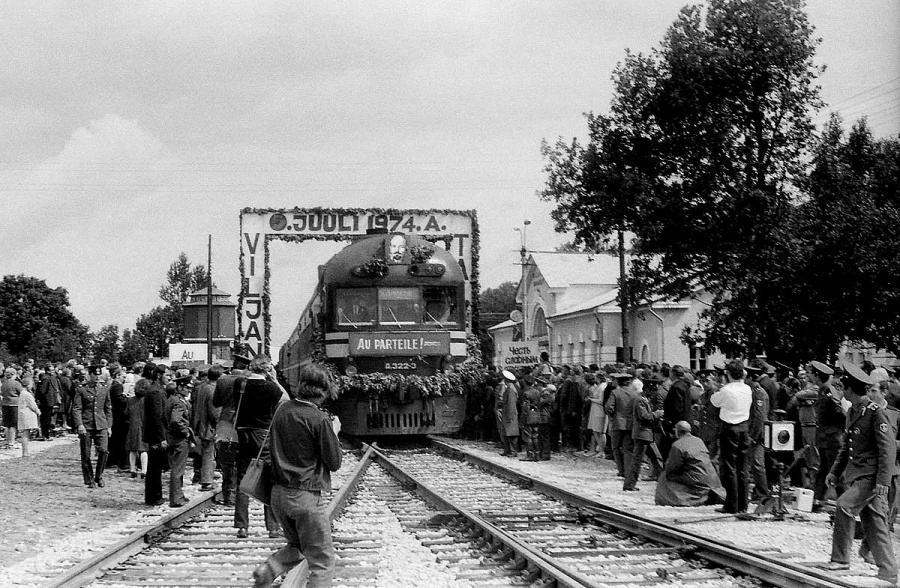 D1-322
05.07.1974 
Viljandi, first 1520 mm Tallinn-Viljandi train

Täna, 45 aastat tagasi avati laiarööpmeline raudtee Viljandisse.
Today, 45 years ago 1520 mm railway to Viljandi was opened.
