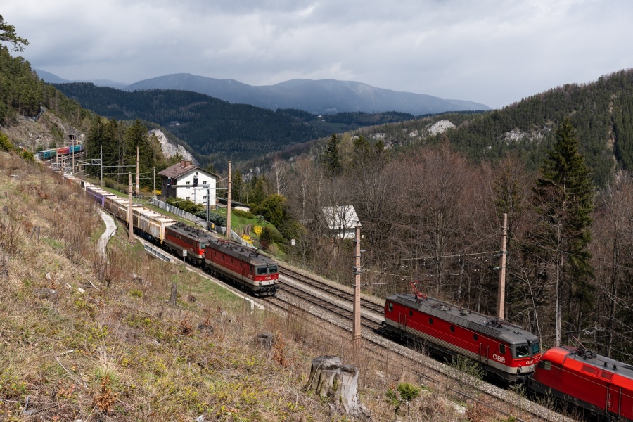 meet of freight trains hauled by 1144-217 + 1142-634 & 1144-261 + 1116-281
26.04.2023
Semmering
