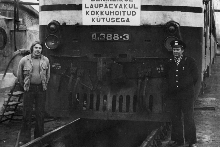 D1-388
22.04.1978
Tallinn-Väike depot

"On a Lenin's saturday with saved fuel."
"Leninlikul laupäevakul kokkuhoitud kütusega (pildil depoo esiökonomistid)." 


