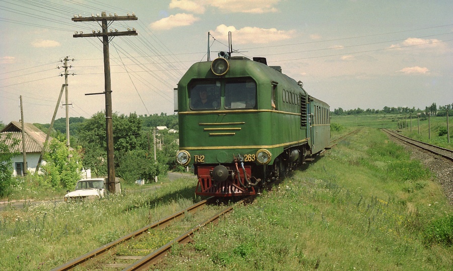 TU2-263
02.07.2002
near Gayvoron

Golovanivsk - Gayvoron passenger train.

