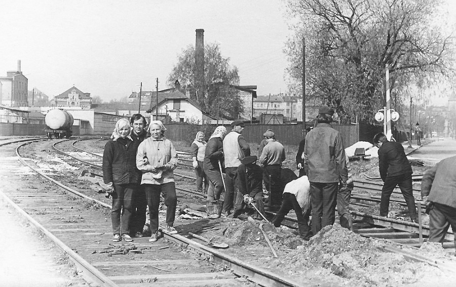 Track workers working on Vana-sadama post - Tallinna meresadam (Kaupmeeste str.) branches
1972
