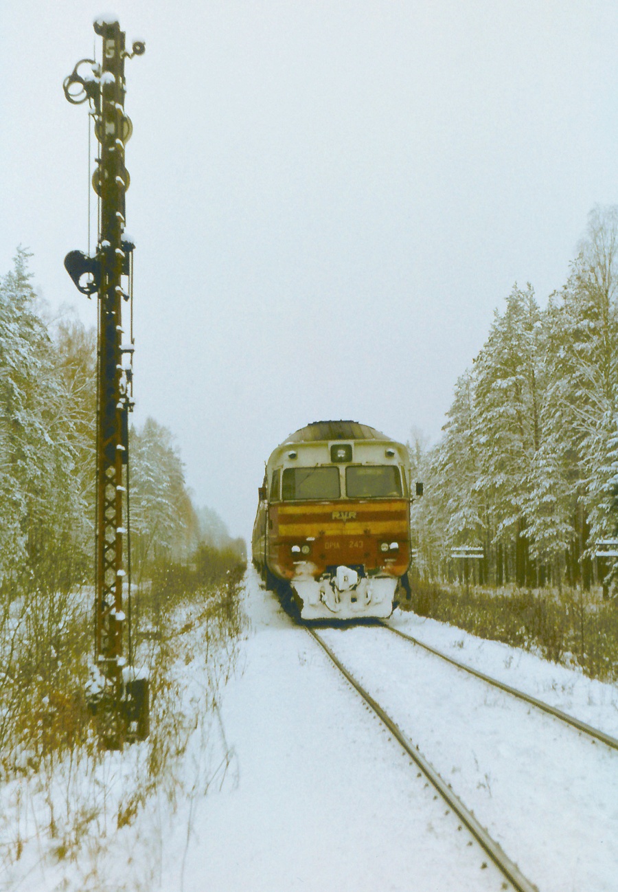 DR1A-243
11.1992
Kliima

On its way to repairs in Vilnius.
Minek Vilniusse remonti.
