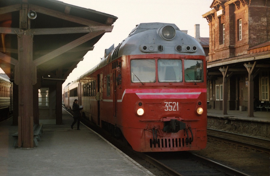 D1-692-1 (EVR D1-3521)
10.03.1997
Tartu

Train driver/vedurijuht Üllar Kasemets. 
