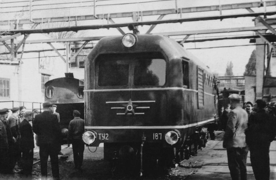 TU2-187
10.1970
Haivoron depot

The first loco of TU2 series, which got there major repairs.
Esimene kapitaalselt remonditud TU2 sealses depoos.
