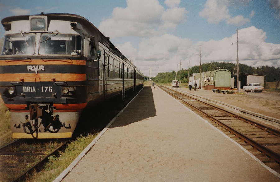 DR1A-176
13.09.1996
Rūjiena

Week before closure passenger traffic on Rūjiena - Rīga line.
Nädal enne rongiliikluse sulgemist Rūjiena - Riia liinil.
